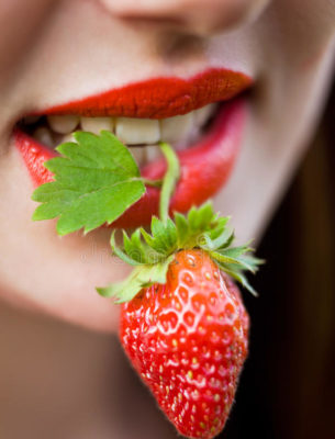 Libido scazut: 6 sfaturi pentru redobandirea dorintei sexuale 3 boca da mulher com morango vermelha 20056353 e1677833192823